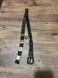 Vintage Elizabeth II Madalyonlu Metal Örgü Kadın Kemeri Retro / Vintage Üzerinde Elizabeth II kabartmalı antik pirinç görünümlü madalyonlar ve geometrik metal plakalar bulunmaktadır. Dayanıklı metal örgü (mesh) yapı. İkinci el, zamansız bir parça. Koleksiyonluk veya günlük kullanım için uygundur. Özellikle elbiselerin üzerinde veya yüksek bel pantolonlarda vintage bir hava yaratmak için idealdir.