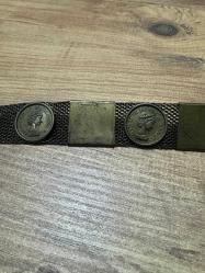 Vintage Elizabeth II Madalyonlu Metal Örgü Kadın Kemeri Retro / Vintage Üzerinde Elizabeth II kabartmalı antik pirinç görünümlü madalyonlar ve geometrik metal plakalar bulunmaktadır. Dayanıklı metal örgü (mesh) yapı. İkinci el, zamansız bir parça. Koleksiyonluk veya günlük kullanım için uygundur. Özellikle elbiselerin üzerinde veya yüksek bel pantolonlarda vintage bir hava yaratmak için idealdir.