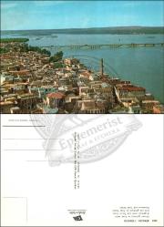 Birecik, Şehir, Kartpostal, 1960’lar: Fırat Nehri ve köprü manzarasıyla eski şehir dokusu; minare, çatı örtüleri ve kıyı evleriyle panoramik görünüm.