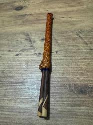 El İşçiliği Bambu Hazerfian Kılıfında Özel Ahşap Çubuk Seti (ChopstickEl işçiliği ile örülmüş, koruyucu ve dekoratif bambu/hasır kılıfı ile birlikte gönderilecektir. Hiç kullanılmamış / Çok temiz (Sizin ürününüze göre seçebilirsiniz) Uzak Doğu mutfağı sevenler için idealdir veya dekoratif olarak değerlendirilebilir.