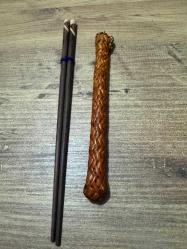 El İşçiliği Bambu Hazerfian Kılıfında Özel Ahşap Çubuk Seti (ChopstickEl işçiliği ile örülmüş, koruyucu ve dekoratif bambu/hasır kılıfı ile birlikte gönderilecektir. Hiç kullanılmamış / Çok temiz (Sizin ürününüze göre seçebilirsiniz) Uzak Doğu mutfağı sevenler için idealdir veya dekoratif olarak değerlendirilebilir.