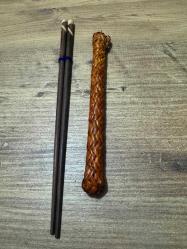 El İşçiliği Bambu Hazerfian Kılıfında Özel Ahşap Çubuk Seti (ChopstickEl işçiliği ile örülmüş, koruyucu ve dekoratif bambu/hasır kılıfı ile birlikte gönderilecektir. Hiç kullanılmamış / Çok temiz (Sizin ürününüze göre seçebilirsiniz) Uzak Doğu mutfağı sevenler için idealdir veya dekoratif olarak değerlendirilebilir.
