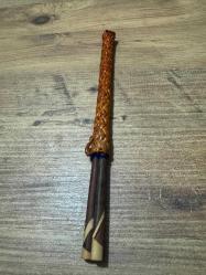 El İşçiliği Bambu Hazerfian Kılıfında Özel Ahşap Çubuk Seti (ChopstickEl işçiliği ile örülmüş, koruyucu ve dekoratif bambu/hasır kılıfı ile birlikte gönderilecektir. Hiç kullanılmamış / Çok temiz (Sizin ürününüze göre seçebilirsiniz) Uzak Doğu mutfağı sevenler için idealdir veya dekoratif olarak değerlendirilebilir.