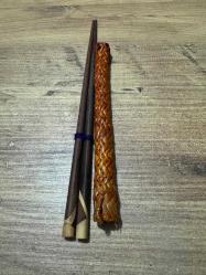 El İşçiliği Bambu Hazerfian Kılıfında Özel Ahşap Çubuk Seti (ChopstickEl işçiliği ile örülmüş, koruyucu ve dekoratif bambu/hasır kılıfı ile birlikte gönderilecektir. Hiç kullanılmamış / Çok temiz (Sizin ürününüze göre seçebilirsiniz) Uzak Doğu mutfağı sevenler için idealdir veya dekoratif olarak değerlendirilebilir.