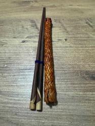 El İşçiliği Bambu Hazerfian Kılıfında Özel Ahşap Çubuk Seti (ChopstickEl işçiliği ile örülmüş, koruyucu ve dekoratif bambu/hasır kılıfı ile birlikte gönderilecektir. Hiç kullanılmamış / Çok temiz (Sizin ürününüze göre seçebilirsiniz) Uzak Doğu mutfağı sevenler için idealdir veya dekoratif olarak değerlendirilebilir.