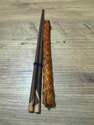 El İşçiliği Bambu Hazerfian Kılıfında Özel Ahşap Çubuk Seti (ChopstickEl işçiliği ile örülmüş, koruyucu ve dekoratif bambu/hasır kılıfı ile birlikte gönderilecektir. Hiç kullanılmamış / Çok temiz (Sizin ürününüze göre seçebilirsiniz) Uzak Doğu mutfağı sevenler için idealdir veya dekoratif olarak değerlendirilebilir.