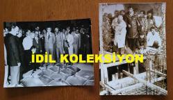 TÜRKİYE CUMHURİYETİ ESKİ BAŞBAKANI ve DENİZ KUVVETLERİ KOMUTANI ORAMİRAL SAİM BÜLENT ULUSU'NUN ORİJİNAL 2'Lİ FOTOĞRAF SETİ - 18 x 13 cm EBADINDA - BÜLENT ULUSU, KIRKLARELİ CAM FABRİKASININ TEMELİNE İLK BETONU DÖKERKEN ve TELEVİZYON CAM SANAYİİ FABRİKASINI GEZERKEN ÇEKİLMİŞ 2 FARKLI KARE. KASIM 1981