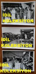 TÜRKİYE CUMHURİYETİ ESKİ BAŞBAKANI ve DENİZ KUVVETLERİ KOMUTANI ORAMİRAL SAİM BÜLENT ULUSU'NUN ORİJİNAL 3'LÜ FOTOĞRAF SETİ - 18 x 13 cm EBADINDA - BÜLENT ULUSU, KIRKLARELİ CAM FABRİKASININ TEMELİNE İLK BETONU DÖKERKEN ve TELEVİZYON CAM SANAYİİ FABRİKASININ AÇILIŞ TÖRENİNDE KURDELE KESİP SONRASINDA TESİSİ GEZERKEN ÇEKİLMİŞ 3 FARKLI KARE. KASIM 1981
