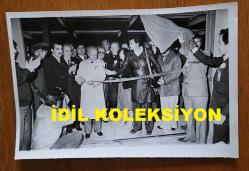 TÜRKİYE CUMHURİYETİ ESKİ BAŞBAKANI ve DENİZ KUVVETLERİ KOMUTANI ORAMİRAL SAİM BÜLENT ULUSU'NUN ORİJİNAL 3'LÜ FOTOĞRAF SETİ - 18 x 13 cm EBADINDA - BÜLENT ULUSU, KIRKLARELİ CAM FABRİKASININ TEMELİNE İLK BETONU DÖKERKEN ve TELEVİZYON CAM SANAYİİ FABRİKASININ AÇILIŞ TÖRENİNDE KURDELE KESİP SONRASINDA TESİSİ GEZERKEN ÇEKİLMİŞ 3 FARKLI KARE. KASIM 1981