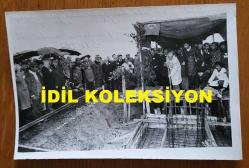 TÜRKİYE CUMHURİYETİ ESKİ BAŞBAKANI ve DENİZ KUVVETLERİ KOMUTANI ORAMİRAL SAİM BÜLENT ULUSU'NUN ORİJİNAL 3'LÜ FOTOĞRAF SETİ - 18 x 13 cm EBADINDA - BÜLENT ULUSU, KIRKLARELİ CAM FABRİKASININ TEMELİNE İLK BETONU DÖKERKEN ve TELEVİZYON CAM SANAYİİ FABRİKASININ AÇILIŞ TÖRENİNDE KURDELE KESİP SONRASINDA TESİSİ GEZERKEN ÇEKİLMİŞ 3 FARKLI KARE. KASIM 1981