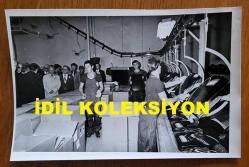 TÜRKİYE CUMHURİYETİ ESKİ BAŞBAKANI ve DENİZ KUVVETLERİ KOMUTANI ORAMİRAL SAİM BÜLENT ULUSU'NUN ORİJİNAL 3'LÜ FOTOĞRAF SETİ - 18 x 13 cm EBADINDA - BÜLENT ULUSU, KIRKLARELİ CAM FABRİKASININ TEMELİNE İLK BETONU DÖKERKEN ve TELEVİZYON CAM SANAYİİ FABRİKASININ AÇILIŞ TÖRENİNDE KURDELE KESİP SONRASINDA TESİSİ GEZERKEN ÇEKİLMİŞ 3 FARKLI KARE. KASIM 1981