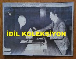 TÜRKİYE CUMHURİYETİ ESKİ BAŞBAKANI ve DENİZ KUVVETLERİ KOMUTANI ORAMİRAL SAİM BÜLENT ULUSU'NUN HABER METİNLİ AJANS-BASIN FOTOĞRAFI - 19 x 14,5 cm EBADINDA - BÜLENT ULUSU, ÖZEL SEKTÖR TEMSİLCİLERİYLE TOPLANTI YAPARKEN ÇEKİLMİŞ BİR KARE. KASIM 1982