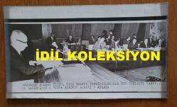 TÜRKİYE CUMHURİYETİ ESKİ BAŞBAKANI ve DENİZ KUVVETLERİ KOMUTANI ORAMİRAL SAİM BÜLENT ULUSU'NUN HABER METİNLİ AJANS-BASIN FOTOĞRAFI - 21 x 12 cm EBADINDA - BÜLENT ULUSU, ÖZEL SEKTÖR TEMSİLCİLERİYLE TOPLANTI YAPARKEN ÇEKİLMİŞ BİR KARE. KASIM 1982