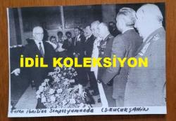 TÜRKİYE CUMHURİYETİ ESKİ BAŞBAKANI ve DENİZ KUVVETLERİ KOMUTANI ORAMİRAL SAİM BÜLENT ULUSU'NUN 3'LÜ AJANS-BASIN FOTOĞRAFI SETİ (KAĞIT BASKI) - 16 x 11,5 cm EBADINDA - BÜLENT ULUSU, İBNİ SİNA SEMPOZYUMUNDA KENAN EVREN ve DİĞER BAKANLARLA BİRLİKTE OTURURKEN ÇEKİLMİŞ 3 FARKLI KARE. 1983