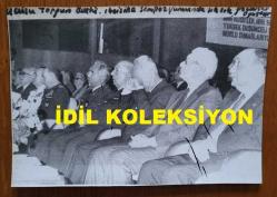 TÜRKİYE CUMHURİYETİ ESKİ BAŞBAKANI ve DENİZ KUVVETLERİ KOMUTANI ORAMİRAL SAİM BÜLENT ULUSU'NUN 3'LÜ AJANS-BASIN FOTOĞRAFI SETİ (KAĞIT BASKI) - 16 x 11,5 cm EBADINDA - BÜLENT ULUSU, İBNİ SİNA SEMPOZYUMUNDA KENAN EVREN ve DİĞER BAKANLARLA BİRLİKTE OTURURKEN ÇEKİLMİŞ 3 FARKLI KARE. 1983