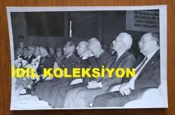 TÜRKİYE CUMHURİYETİ ESKİ BAŞBAKANI ve DENİZ KUVVETLERİ KOMUTANI ORAMİRAL SAİM BÜLENT ULUSU'NUN ORİJİNAL 2'Lİ FOTOĞRAF SETİ - 16,5 x 11 cm EBADINDA - BÜLENT ULUSU, İBNİ SİNA SEMPOZYUMUNDA GENERALLER ve DİĞER BAKANLARLA BİRLİKTE OTURURKEN ÇEKİLMİŞ 2 FARKLI KARE. 1983