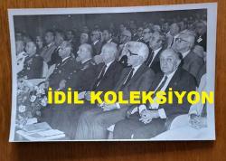 TÜRKİYE CUMHURİYETİ ESKİ BAŞBAKANI ve DENİZ KUVVETLERİ KOMUTANI ORAMİRAL SAİM BÜLENT ULUSU'NUN ORİJİNAL 2'Lİ FOTOĞRAF SETİ - 16,5 x 11 cm EBADINDA - BÜLENT ULUSU, İBNİ SİNA SEMPOZYUMUNDA GENERALLER ve DİĞER BAKANLARLA BİRLİKTE OTURURKEN ÇEKİLMİŞ 2 FARKLI KARE. 1983