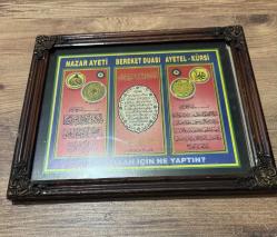 Antika El İşlemeli Ahşap Çerçeveli Büyük Boy Dua Tablosu Tamamen el işçiliği ile oyulmuş, gerçek ahşap çerçeveli çok özel bir manevi tablo. Hem işçiliğiyle antika bir hava katıyor hem de içeriğiyle huzur veriyor. Nazar Ayeti: Korunma ve selamet için. • Bereket (Karınca) Duası: Hanenize ve iş yerinize bolluk getirmesi için. • Ayetel Kürsi: Manevi zırh ve koruma için