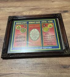 Antika El İşlemeli Ahşap Çerçeveli Büyük Boy Dua Tablosu Tamamen el işçiliği ile oyulmuş, gerçek ahşap çerçeveli çok özel bir manevi tablo. Hem işçiliğiyle antika bir hava katıyor hem de içeriğiyle huzur veriyor. Nazar Ayeti: Korunma ve selamet için. • Bereket (Karınca) Duası: Hanenize ve iş yerinize bolluk getirmesi için. • Ayetel Kürsi: Manevi zırh ve koruma için