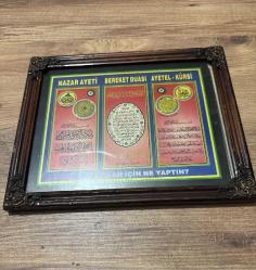 Antika El İşlemeli Ahşap Çerçeveli Büyük Boy Dua Tablosu Tamamen el işçiliği ile oyulmuş, gerçek ahşap çerçeveli çok özel bir manevi tablo. Hem işçiliğiyle antika bir hava katıyor hem de içeriğiyle huzur veriyor. Nazar Ayeti: Korunma ve selamet için. • Bereket (Karınca) Duası: Hanenize ve iş yerinize bolluk getirmesi için. • Ayetel Kürsi: Manevi zırh ve koruma için