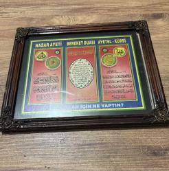 Antika El İşlemeli Ahşap Çerçeveli Büyük Boy Dua Tablosu Tamamen el işçiliği ile oyulmuş, gerçek ahşap çerçeveli çok özel bir manevi tablo. Hem işçiliğiyle antika bir hava katıyor hem de içeriğiyle huzur veriyor. Nazar Ayeti: Korunma ve selamet için. • Bereket (Karınca) Duası: Hanenize ve iş yerinize bolluk getirmesi için. • Ayetel Kürsi: Manevi zırh ve koruma için