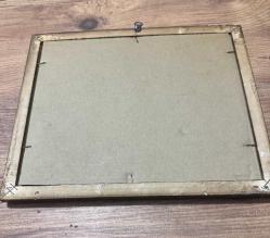 Antika El İşlemeli Ahşap Çerçeveli Büyük Boy Dua Tablosu Tamamen el işçiliği ile oyulmuş, gerçek ahşap çerçeveli çok özel bir manevi tablo. Hem işçiliğiyle antika bir hava katıyor hem de içeriğiyle huzur veriyor. Nazar Ayeti: Korunma ve selamet için. • Bereket (Karınca) Duası: Hanenize ve iş yerinize bolluk getirmesi için. • Ayetel Kürsi: Manevi zırh ve koruma için