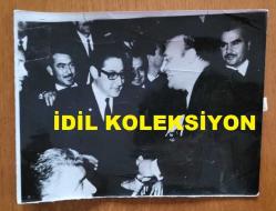 TÜRKİYE CUMHURİYETİ 9. CUMHURBAŞKANI SÜLEYMAN DEMİREL ve ADNAN MENDERES'İN OĞLU YÜKSEL MENDERES'İN ORİJİNAL AJANS-BASIN FOTOĞRAFI - 20 x 15 cm EBADINDA - YÜKSEL MENDERES ve SÜLEYMAN DEMİREL BİR ETKİNLİKTE TOKALAŞIP KONUŞURLARKEN ÇEKİLMİŞ BİR KARE