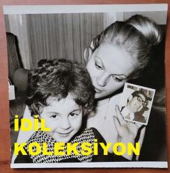 İPEK KIRAMER'İN (İPEK KUMBARACIBAŞI) ORİJİNAL FOTOĞRAFI - 12 x 11,5 cm EBADINDA - İPEK MENDERES, ESKİ EŞİ YÜKSEL MENDERES'İN İNTİHARINDAN KIZINA SARILDIĞI BİR ANDA KIZI ELİNDE TUTTUĞU BABASININ FOTOĞRAFIYLA KADRAJA GÜLÜMSERKEN ÇEKİLMİŞ NET KALİTEDE DUYGUSAL BİR KARE... ÖZEL ARŞİV!