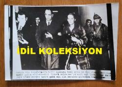 ADNAN MENDERES'İN OĞLU YÜKSEL MENDERES'İN İNTİHARINDAN SONRA İFADE VERMEYE EŞİYLE BİRLİKTE GİDEN İPEK KUMBARACIBAŞI'NIN ORİJİNAL HABER METİNLİ AJANS-BASIN FOTOĞRAFI - 18 x 12 cm EBADINDA -1972