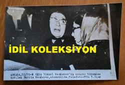 ADNAN MENDERES'İN OĞLU YÜKSEL MENDERES'İN CENAZE TÖRENİNİN HABER METİNLİ ORİJİNAL AJANS-BASIN FOTOĞRAFI - 18 x 12 cm EBADINDA -1972 - ANNESİ BERRİN MENDERES