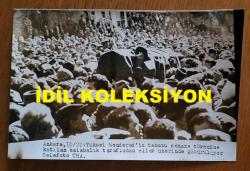 ADNAN MENDERES'İN OĞLU YÜKSEL MENDERES'İN CENAZE TÖRENİNİN HABER METİNLİ ORİJİNAL AJANS-BASIN FOTOĞRAFI - 18 x 12 cm EBADINDA -1972