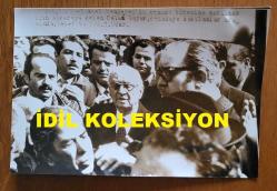 ADNAN MENDERES'İN OĞLU YÜKSEL MENDERES'İN CENAZE TÖRENİNİN HABER METİNLİ ORİJİNAL AJANS-BASIN FOTOĞRAFI - 18 x 12 cm EBADINDA -1972 - CELAL BAYAR TÖRENDEYKEN