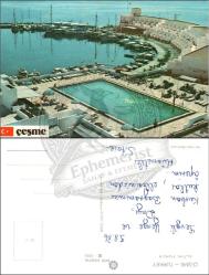 Çeşme, Altın Yunus, Kartpostal, 1980’ler: Beyaz tonlu otel yapıları, yüzme havuzu ve yat limanıyla Ege turizmini yansıtan modern kıyı görünümü.