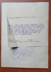 ADNAN MENDERES'İN OĞULLARI YÜKSEL MENDERES ve MUTLU MENDERES'İN ORİJİNAL FOTOĞRAFI - 21 x 15 cm EBADINDA - ADNAN MENDERES'İN ŞUBAT 1959'DA İNGİLTERE'YE GİTMEK ÜZERE İÇİNDE BULUNDUĞU UÇAĞIN DÜŞMESİ SONRASINDA İNGİLTERE'DE TEDAVİ GÖRDÜĞÜ SÜREÇTE OĞULLARI YÜKSEL MENDERES ve MUTLU MENDERES, BABALARININ SAĞLIK DURUMUNU GÖRMEK ÜZERE LONDRA'DAKİ DEVONSHIRE KLİNİĞİNE GİTTİKLERİ SIRADA İNGİLİZ AJANSI TARAFINDAN ÇEKİLMİŞ OLAN BİR FOTOĞRAF... DÖNEMİNE AİT ORİJİNAL LONDRA BASKI. 19 ŞUBAT 1959. İNGİLİZ ÖZEL ARŞİVİNDEN!