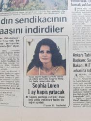 Hürriyet Gazetesi - Turkish Newspaper - 12 Eylül 1980 - İstanbul ve Ankara'da bombalı pankart eylemi - altına alınanların yarısından fazlası 15 20 yaşında - polis Beyoğlu İstiklal caddesi'nde çocuk avına çıktı Fotoğrafı - anarşiye çocuklar alet ediliyor - Kaddafi altı ülkeye daha çağrı yaptı - kadifekale'de Türk bayrağını indirip yerine orak çekiçli bayrak astılar - Sophia Loren 1 ay hapis yatacak Fotoğrafı - kadın sendikacı Tolu Han'ın maaşını indirdiler Fotoğrafı - Maliye Bakanı İsmet Sezgin gensoruyu oylatmam dedi - Süleyman Demirel Bülent Ecevit tribündeki halkı sahaya çağıracağına kendisi tribüne çıksın dedi - Bülent Ecevit yarın Trabzon'da konuşacak - Necmettin Erbakan gevşek parlamenterler meclise gelmez diye gidişimi söylemedim - İlhan İrem askerde tezkere için gün sayıyor Fotoğrafı - Vanya Dayı 22.40 da sinemada - futbolcu Selçuk Yula formunun zirvesinde Fotoğrafı - milli takımda yeni isimler var - Metin Türel Beşiktaşlı futbolcuları fena haşladı - Fenerbahçe antrenörü Rausch
