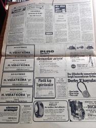 Hürriyet Gazetesi - Turkish Newspaper - 4 Şubat 1975 - sigara ve içkiye yapılan zam belli oldu - ekmeği de zamlı yiyeceğiz - sigaralar filtresiz sigaralar ve içkiler eski ve yeni fiyat karşılaştırması - Metin Toker'in Hürriyet adına Karamanlis ile görüşmesine Yunan basını büyük yer verdi - denize düşen ve dört gündür arama çalışmaları devam eden Bursa yolcu uçağına ait bazı parçalar Karacabey sahilinde bulundu fotoğraf - Monaco'nun genç prensesi Caroline saray adetlerini alt üst etti fotoğraf - Diz Dize göz göze yazan Mete Akyol - gelincik sigarası eski fiyat 1.75 yeni fiyat 2.25 - Birinci sigarası eski fiyat 1.25 yeni fiyat 1.00 - Ankara puro eski fiyat 3.00 yeni fiyat 4.00 - Binboğa votka eski fiyat 40 lira yeni fiyat 60 lira - Farah Diba kayak değil defile yapıyor fotoğraflar - THY'nin F 28 tipi Bursa uçağında hayatını kaybedenlerin aileleri veraset ilamı alabilecek Fotoğrafı - uçak kazasında oğlu Ömer Adula'nın ölümüne üzülen Baba filmi Ferruh Adula kimi kime şikayet edeyim dedi