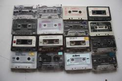 71 ADET YERLİ YABANCI KARISIK ORJİNAL KAPSIZ KASET LOTU HEPSİDE GÖNDERILECEKTIR (ÇİFT RAF