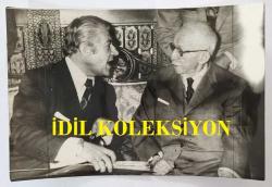 TÜRKİYE CUMHURİYETİ 2. CUMHURBAŞKANI İSMET İNÖNÜ'NÜN ORİJİNAL FOTOĞRAFI - 18 x 12 cm EBADINDA - İSMET İNÖNÜ, CHP ADANA MİLLETVEKİLİ ve BAŞBAKAN YARDIMCISI DR. KEMAL SATIR'LA KONUŞURKEN ÇEKİLMİŞ BİR KARE. 16 NİSAN 1972