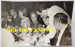 TÜRKİYE CUMHURİYETİ 2. CUMHURBAŞKANI İSMET İNÖNÜ'NÜN ORİJİNAL FOTOĞRAFI - 18 x 12 cm EBADINDA - İSMET İNÖNÜ, EŞİ MEVHİBE İNÖNÜ ve CHP ADANA MİLLETVEKİLİ ve BAŞBAKAN YARDIMCISI DR. KEMAL SATIR'LA BİRLİKTE YEMEK YERKEN ÇEKİLMİŞ BİR KARE... ÖZEL ARŞİV!