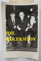 TÜRKİYE CUMHURİYETİ 2. CUMHURBAŞKANI İSMET İNÖNÜ'NÜN ORİJİNAL FOTOĞRAFI - 18 x 12 cm EBADINDA - İSMET İNÖNÜ, CHP ADANA MİLLETVEKİLİ ve BAŞBAKAN YARDIMCISI DR. KEMAL SATIR'LA BİRLİKTE BİR RESİM SERGİSİNE GİRERKEN ÇEKİLMİŞ BİR KARE. MEHMET YILMAZ