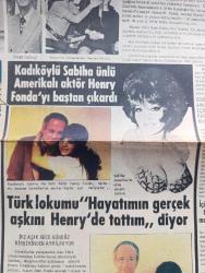 Gün Gazetesi - Turkish Newspaper - 4 Mayıs 1972 - Boğaziçi uçağı Sofya'ya  kaçırıldı - uçakta İsmet İnönü'nün oğlu Ömer İnönü'de var Fotoğrafı - Ankara İstanbul seferini yaparken kaçırılan DC 9 Boğaziçi uçağı bir uçuştan evvel Fotoğrafı - kaçırılan hosteslerden Nedret Uz Fotoğrafı - uçağı kaçıranlar Deniz Gezmiş ve arkadaşları için tashihi karar talebinde bulundu - Türk lokumu kadıköylü Sabiha Sevan Amerikalı aktör Henry Fonda'yı baştan çıkardı Fotoğrafı - herkes küçük Ülkü'yü yaşatmak için seferber oldu Fotoğraf - yarı şaka yarı ciddi karikatür - hafiyesi Mahmut çizen Oğuz Aral - meşhurların parmağından çıkarmadığı yüzükler - Seher Şeniz Fotoğrafı - TRT'de bugünün programı - Şantöz Mine Sun iççamaşırı giymekten çok sıkılıyormuş - Manisalı erkeklerin gözleri bayram etti fotoğraf - Ömür Pınar 3 sene çalışıp saman çöpünden tablolar yaptı - Hacı Leylek her yıl aynı yuvaya konuyor Fotoğrafı - İzmirli Selma Taşbebek nargile tiryakisi oldu Fotoğraf - Türkiye'yi bırakamayan şantöz Kohava