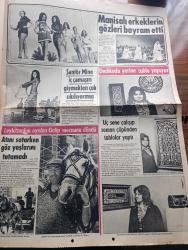 Gün Gazetesi - Turkish Newspaper - 4 Mayıs 1972 - Boğaziçi uçağı Sofya'ya  kaçırıldı - uçakta İsmet İnönü'nün oğlu Ömer İnönü'de var Fotoğrafı - Ankara İstanbul seferini yaparken kaçırılan DC 9 Boğaziçi uçağı bir uçuştan evvel Fotoğrafı - kaçırılan hosteslerden Nedret Uz Fotoğrafı - uçağı kaçıranlar Deniz Gezmiş ve arkadaşları için tashihi karar talebinde bulundu - Türk lokumu kadıköylü Sabiha Sevan Amerikalı aktör Henry Fonda'yı baştan çıkardı Fotoğrafı - herkes küçük Ülkü'yü yaşatmak için seferber oldu Fotoğraf - yarı şaka yarı ciddi karikatür - hafiyesi Mahmut çizen Oğuz Aral - meşhurların parmağından çıkarmadığı yüzükler - Seher Şeniz Fotoğrafı - TRT'de bugünün programı - Şantöz Mine Sun iççamaşırı giymekten çok sıkılıyormuş - Manisalı erkeklerin gözleri bayram etti fotoğraf - Ömür Pınar 3 sene çalışıp saman çöpünden tablolar yaptı - Hacı Leylek her yıl aynı yuvaya konuyor Fotoğrafı - İzmirli Selma Taşbebek nargile tiryakisi oldu Fotoğraf - Türkiye'yi bırakamayan şantöz Kohava