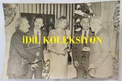 CHP ADANA ESKİ MİLLETVEKİLLERİNDEN ve BAŞBAKAN YARDIMCISI DR. KEMAL SATIR'IN AJDA PEKKAN'LA ORİJİNAL FOTOĞRAFI - 18 x 12 cm EBADINDA - KEMAL SATIR, YAPI ve KREDİ BANKASI YÖNETİM KURULU BAŞKANI OLARAK KATILDIĞI SUAVİ SONAR'IN SERGİSİNDE AJDA PEKKAN'LA AYNI KAREDEYKEN ÇEKİLMİŞ BİR FOTOĞRAF