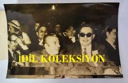 CHP ADANA ESKİ MİLLETVEKİLLERİNDEN ve BAŞBAKAN YARDIMCISI DR. KEMAL SATIR'IN ORİJİNAL AJANS-BASIN FOTOĞRAFI - 18 x 12 cm EBADINDA - KEMAL SATIR, ANKARA MİLLETVEKİLLERİ İLYAS SEÇKİN ve ORHAN BİRGİT'LE YAN YANAYKEN ÇEKİLMİŞ BİR KARE, 13 OCAK 1972