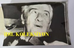 CHP ADANA ESKİ MİLLETVEKİLLERİNDEN ve BAŞBAKAN YARDIMCISI DR. KEMAL SATIR'IN ORİJİNAL AJANS-BASIN FOTOĞRAFI - 18 x 12 cm EBADINDA - KEMAL SATIR, CUMHURBAŞKANI CEVDET SUNAY'LA GÖRÜŞMEDEN ÇIKTIKTAN SONRA BASIN AÇIKLAMASI YAPARKEN ÇEKİLMİŞ BİR KARE,