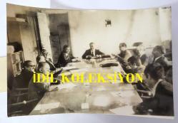 CHP ADANA ESKİ MİLLETVEKİLLERİNDEN ve BAŞBAKAN YARDIMCISI DR. KEMAL SATIR'IN ORİJİNAL AJANS-BASIN FOTOĞRAFI - 18 x 12 cm EBADINDA - KEMAL SATIR, CHP'DEN AYRILANLAR OLARAK PARTİ KURMAK İÇİN TOPLANTI DÜZENLERKEN ÇEKİLMİŞ BİR KARE. AĞUSTOS 1972