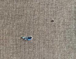 1990 TARİHLİ İMZALI TUVAL ÜZERİNE SOYUT YAĞLIBOYA TABLO.  30 X 30 CM . 1 CM'LİK YIKTIĞI VAR. FOTOĞRAFTA GÖREBİLİRSİNİZ, AMA ASARKEN SIRITMIYOR. ONUN DIŞINDA ÇOK TEMİZ TABLO