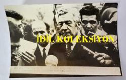 CHP ADANA ESKİ MİLLETVEKİLLERİNDEN ve BAŞBAKAN YARDIMCISI DR. KEMAL SATIR'IN HABER METİNLİ AJANS-BASIN FOTOĞRAFI - 18 x 12 cm EBADINDA - KEMAL SATIR, İSMET İNÖNÜ'NÜN İSTİFASINI BASINA AÇIKLARKEN ÇEKİLMİŞ BİR KARE