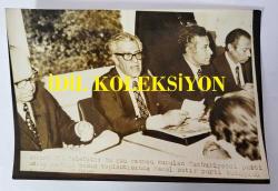 CHP ADANA ESKİ MİLLETVEKİLLERİNDEN ve BAŞBAKAN YARDIMCISI DR. KEMAL SATIR'IN HABER METİNLİ AJANS-BASIN FOTOĞRAFI - 18 x 12 cm EBADINDA - KEMAL SATIR, YENİ KURULAN CUMHURİYETÇİ PARTİ ADINA BASIN TOPLANTISI DÜZENLERKEN ÇEKİLMİŞ BİR KARE