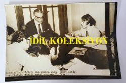CHP ADANA ESKİ MİLLETVEKİLLERİNDEN ve BAŞBAKAN YARDIMCISI DR. KEMAL SATIR'IN HABER METİNLİ AJANS-BASIN FOTOĞRAFI - 18 x 12 cm EBADINDA - KEMAL SATIR, CHP'DEN AYRILDIKTAN SONRA HAZIRLADIĞI YAZILI METNİ OKURKEN ÇEKİLMİŞ BİR KARE